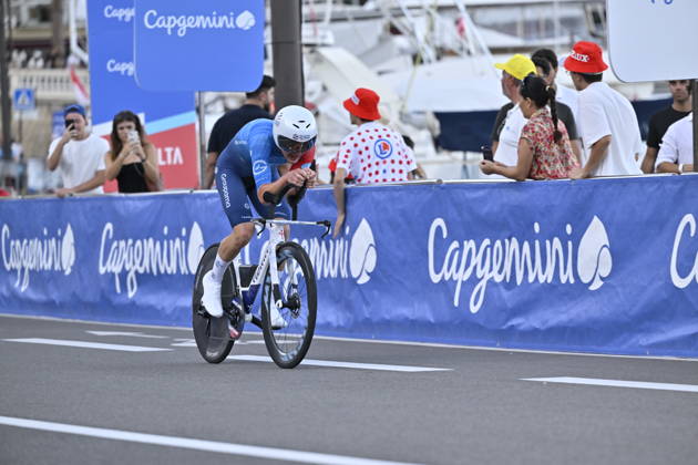 Salida de la Vuelta Ciclista a Espana en Mónaco Un ciclista durante la salida de la Vuelta Ciclista a Espana, a 22 de agosto de 2026, en Mónaco (Francia). La Vuelta Ciclista a Espana 2026 arranca hoy, 22 de agosto, en Mónaco y termina el domingo 13 de septiembre en Granada. Serán 21 etapas, 3.275 km y más de 58.000 metros de desnivel acumulado; por primera vez, la llegada final no será en Madrid, sino en el entorno de la Alhambra. 22 AGOSTO 2026;VUELTA CICLISTA;REALEZA;CICLISMO;BICIS;BICICLETAS;CONTRARRELOJ;SALIDA;PRIMERA ETAPA;MÓNACO;VUELTA;CASINO; Monaco (Francia) Monaco (Francia) Espana Copyright: xLaurentxCoustx xEuropaxPressx 7726453