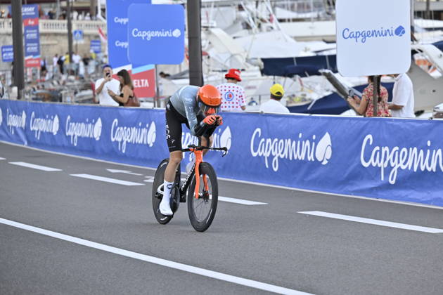 Salida de la Vuelta Ciclista a Espana en Mónaco El ciclista Joshua Tarling durante la salida de la Vuelta Ciclista a Espana, a 22 de agosto de 2026, en Mónaco (Francia). La Vuelta Ciclista a Espana 2026 arranca hoy, 22 de agosto, en Mónaco y termina el domingo 13 de septiembre en Granada. Serán 21 etapas, 3.275 km y más de 58.000 metros de desnivel acumulado; por primera vez, la llegada final no será en Madrid, sino en el entorno de la Alhambra. 22 AGOSTO 2026;VUELTA CICLISTA;REALEZA;CICLISMO;BICIS;BICICLETAS;CONTRARRELOJ;SALIDA;PRIMERA ETAPA;MÓNACO;VUELTA;CASINO; Monaco (Francia) Monaco (Francia) Espana Copyright: xLaurentxCoustx xEuropaxPressx 7726463