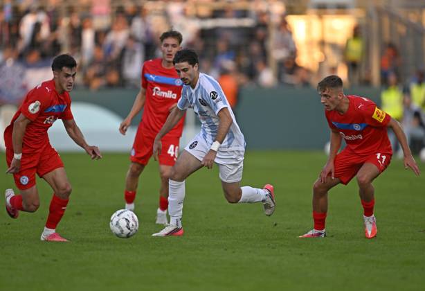 22.08.2026, Fussball DFB-Pokal 2026 27, 1.Runde, TSV 1860 München - Holstein Kiel, im Stadion an der Grünwalderstrasse in München, Cristian Leone (1860 München) setzt sich durch,