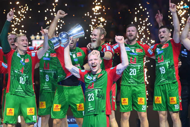 Siegerehrung:Magnus SAUGSTRUP (SC Magdeburg) mit Pokal,Cup,Trophaee,Spieler, Teamfoto,Team,Mannschaft,Mannschaftsfoto. Jubel,Freude,Begeisterung, Handball Rexel Super Cup 2026 der Maenner SC Magdeburg vs. Fuechse Berlin 38-30 am 22.08.2026 SAP GARDEN Muenchen.
