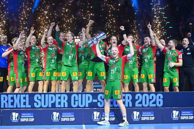 Siegerehrung:Magnus SAUGSTRUP (SC Magdeburg) mit Pokal,Cup,Trophaee,Spieler, Teamfoto,Team,Mannschaft,Mannschaftsfoto. Jubel,Freude,Begeisterung, Handball Rexel Super Cup 2026 der Maenner SC Magdeburg vs. Fuechse Berlin 38-30 am 22.08.2026 SAP GARDEN Muenchen.