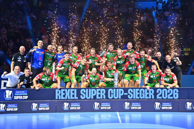 Siegerehrung mit Pokal,Cup,Trophaee,Spieler, Teamfoto,Team,Mannschaft,Mannschaftsfoto. Jubel,Freude,Begeisterung, Handball Rexel Super Cup 2026 der Maenner SC Magdeburg vs. Fuechse Berlin 38-30 am 22.08.2026 SAP GARDEN Muenchen. Â