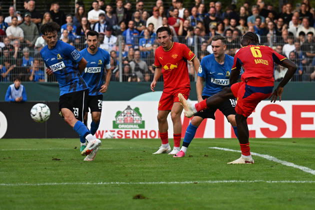 22.08.2026, xjhx, Fussball DFB Pokal 1.Runde, Eintracht Trier - RB Leipzig v.l. Ezechiel Banzuzi (RB Leipzig) Torschuetze, erzielt das Tor, Treffer, scores the goal 0:6 Trier