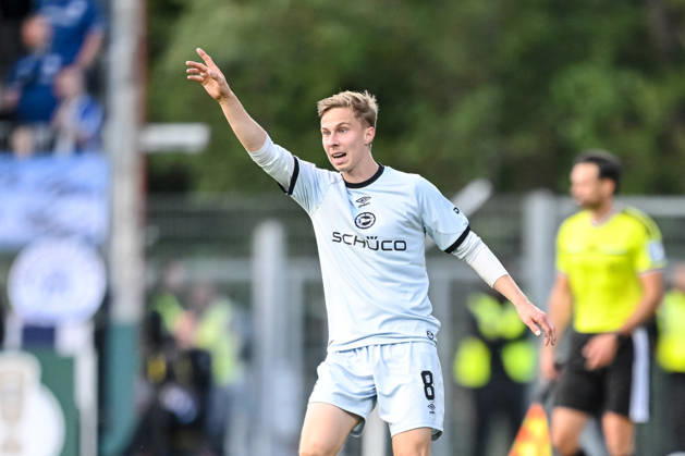 Sam Schreck (Arminia Bielefeld) gestikuliert, gestik waehrend des DFB-Pokal 1 Runde Spiels zwichen SG Sonnenhof Grossaspach v Arminia Bielefeld, Wir machen Druck Arena am 22. August 2026 in Grossaspach, Deutschland. (Foto von Harry Langer DeFodi Images) +++ Sam Schreck (Arminia Bielefeld) gestures during the DFB-Pokal 1 Runde match between SG Sonnenhof Grossaspach v Arminia Bielefeld at Wir machen Druck Arena on August 22, 2026 in Grossaspach, Germany. (Photo by Harry Langer DeFodi Images) (Photo by Harry Langer DeFodi Images) DFB DFL REGULATIONS PROHIBIT ANY USE OF PHOTOGRAPHS AS IMAGE SEQUENCES AND OR QUASI-VIDEO. -