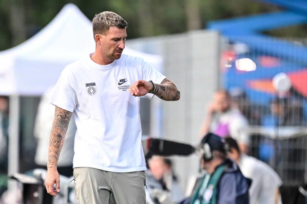 Trainer Pascal Reinhardt (SG Sonnenhof Grossaspach) Schaut waehrend des DFB-Pokal 1 Runde Spiels zwichen SG Sonnenhof Grossaspach v Arminia Bielefeld, Wir machen Druck Arena am 22. August 2026 in Grossaspach, Deutschland. (Foto von Harry Langer DeFodi Images) +++ Trainer Pascal Reinhardt (SG Sonnenhof Grossaspach) Looks on during the DFB-Pokal 1 Runde match between SG Sonnenhof Grossaspach v Arminia Bielefeld at Wir machen Druck Arena on August 22, 2026 in Grossaspach, Germany. (Photo by Harry Langer DeFodi Images) (Photo by Harry Langer DeFodi Images) DFB DFL REGULATIONS PROHIBIT ANY USE OF PHOTOGRAPHS AS IMAGE SEQUENCES AND OR QUASI-VIDEO. -