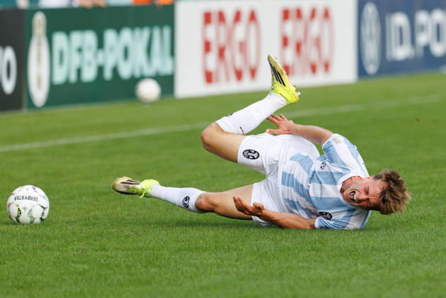 Julian Bell (2, TSV 1860 München) beim Spiel zwischen TSV 1860 München v Holstein Kiel, Fussball, Herren, Dfb Pokal, 2026 2027, 1.Runde am 22.08.2026 in München, Städtisches Stadion an der Grünwalder Straße. Bayern Deutschland