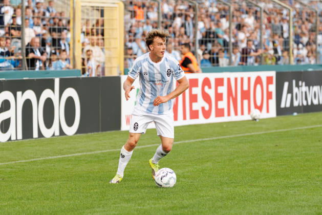 Julian Bell (2, TSV 1860 München) beim Spiel zwischen TSV 1860 München v Holstein Kiel, Fussball, Herren, Dfb Pokal, 2026 2027, 1.Runde am 22.08.2026 in München, Städtisches Stadion an der Grünwalder Straße. Bayern Deutschland