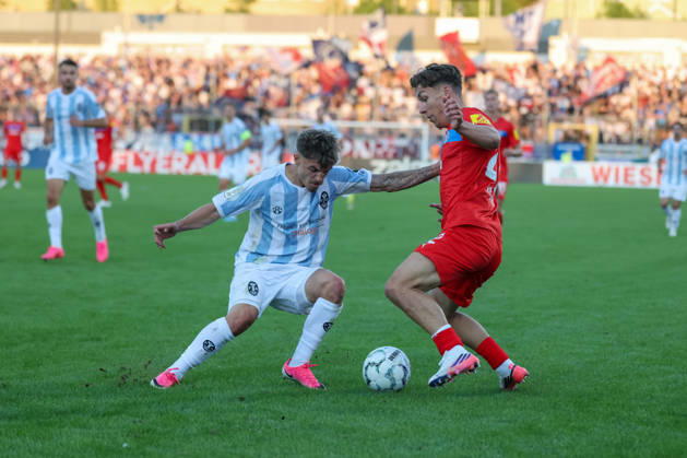 Moritz Reimers (Holstein Kiel, 22) mit Mark Grevorgyan (TSV 1860 Muenchen, 24), GER, TSV 1860 Muenchen vs. Holstein Kiel, Fussball, DFB-Pokal, 1. Runde, Saison 2026 2027, 22.08.2026, DFL REGULATIONS PROHIBIT ANY USE OF PHOTOGRAPHS AS IMAGE SEQUENCES, GER, TSV 1860 Muenchen vs. Holstein Kiel, Fussball, DFB-Pokal, 1. Runde, Saison 2026 2027, 22.08.2026 Muenchen Copyright: xEibner-Pressefoto JennixMaulx EP_JML
