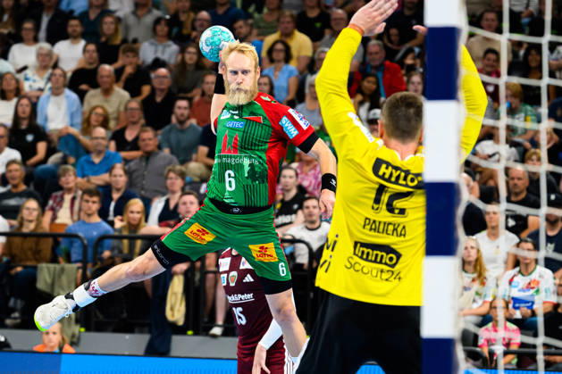 Muenchen: HBL Super Cup 2026 - SC Magdeburg - Fuechse Berlin Matthias Musche (SC Magdeburg), Torhueter Andreas Palicka (Berlin) Muenchen SAP Garden Bayern Deutschland