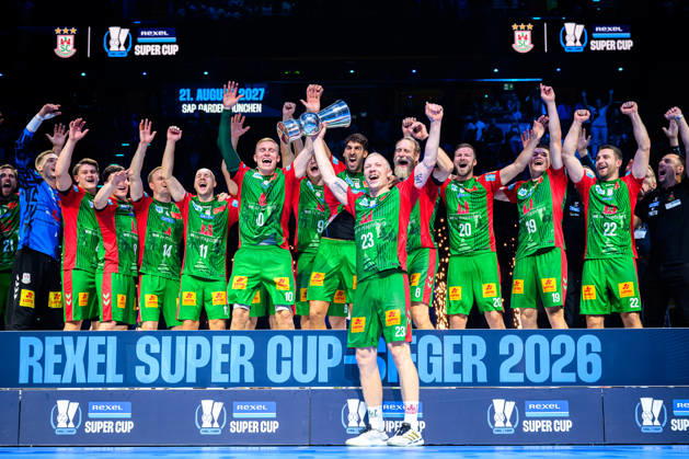 Muenchen: HBL Super Cup 2026 - SC Magdeburg - Fuechse Berlin Magnus Saugstrup Jensen(SC Magdeburg) reckt den Pokal in die Höhe, Sieger SC Magdeburg, Schlussjubel Schlußjubel Emotion Freude Muenchen SAP Garden Bayern Deutschland