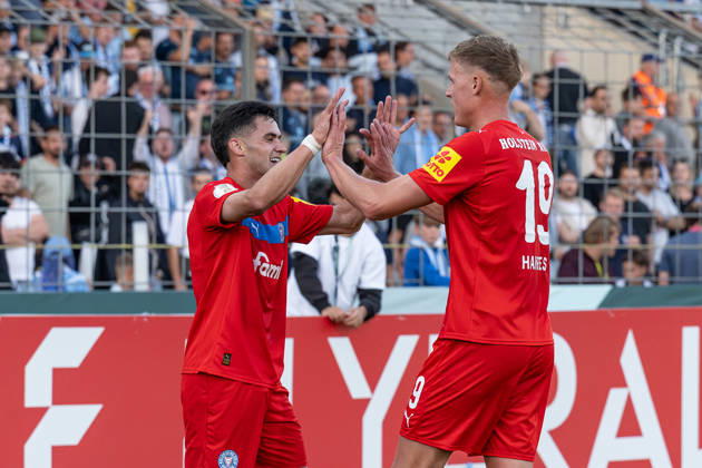 Phil Harres (Holstein Kiel, 19) bejubelt mit Guillermo Balzi (Holstein Kiel, 08) dessen Tor zum 0:2 - Endstand GER, TSV 1860 Muenchen vs. Holstein Kiel, Fussball, DFB-Pokal, 1. Runde, Saison 2026 2027, 22.08.2026. (DFL DFB REGULATIONS PROHIBIT ANY USE OF PHOTOGRAPHS as IMAGE SEQUENCES and or QUASI-VIDEO). Foto: HMB Media Heike Feiner Copyright: HMBxMedia HeikexFeiner