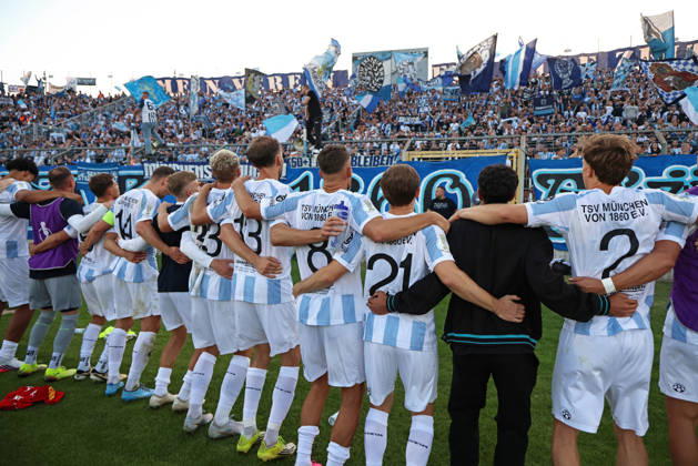 Fussball, Herren, DFB-Pokal, 1.Hauptrunde, Saison 2026 2027, TSV 1860 München - Holstein Kiel, Grünwalder Stadion Die Mannschaft des TSV 1860 München zusammen nach dem Spiel bei den Fans in der Westkurve, TSV 1860 München ,Ultras