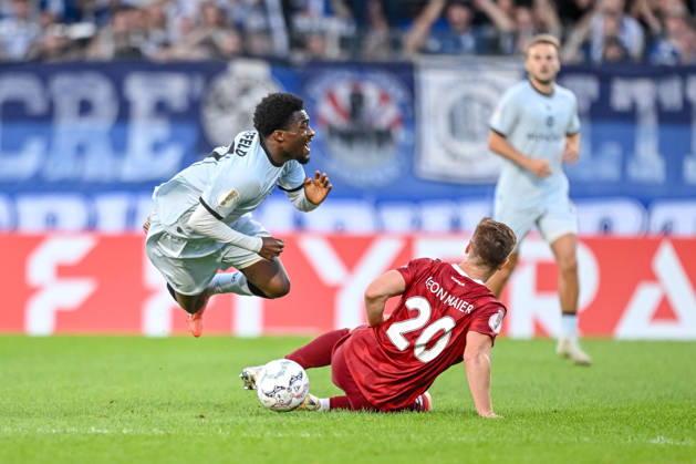 Benjamin Boakye (Arminia Bielefeld) und Leon Maier (SG Sonnenhof Grossaspach) im Zweikampf waehrend des DFB-Pokal 1 Runde Spiels zwichen SG Sonnenhof Grossaspach v Arminia Bielefeld, Wir machen Druck Arena am 22. August 2026 in Grossaspach, Deutschland. (Foto von Harry Langer DeFodi Images) +++ Benjamin Boakye (Arminia Bielefeld) und Leon Maier (SG Sonnenhof Grossaspach) battle for the ball during the DFB-Pokal 1 Runde match between SG Sonnenhof Grossaspach v Arminia Bielefeld at Wir machen Druck Arena on August 22, 2026 in Grossaspach, Germany. (Photo by Harry Langer DeFodi Images) (Photo by Harry Langer DeFodi Images) DFB DFL REGULATIONS PROHIBIT ANY USE OF PHOTOGRAPHS AS IMAGE SEQUENCES AND OR QUASI-VIDEO. -