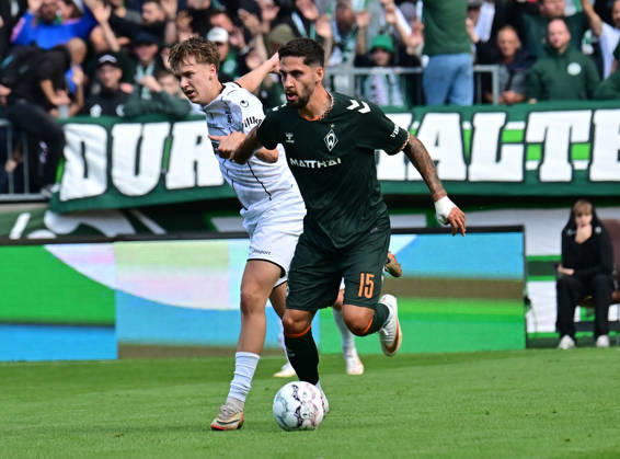 22.08.2026,GER Fußball, Männer,DFB Pokal, 1.Runde Saison 2026 2027, Hamburg, Lüneburger SK vs Werder Bremen Nevio Scheuer (Lüneburg 18) versucht sich gegen Ludovit Reis (Werder 15) durchzusetzen DFB DFL regulations prohibit any use of photographs as image sequences and or quasi-video) Hamburg Millerntorstadion Hamburg Deutschland Copyright: xnordphotoxGmbH xWitkex