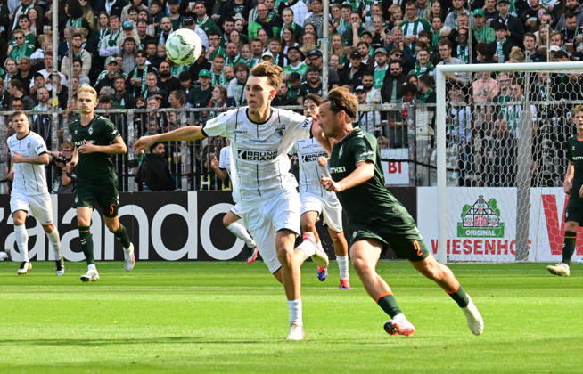 22.08.2026,GER Fußball, Männer,DFB Pokal, 1.Runde Saison 2026 2027, Hamburg, Lüneburger SK vs Werder Bremen Tjark Dörr (Lüneburg 20) versucht sich gegen Olivier Deman (Werder 02) durchzusetzen DFB DFL regulations prohibit any use of photographs as image sequences and or quasi-video) Hamburg Millerntorstadion Hamburg Deutschland Copyright: xnordphotoxGmbH xWitkex