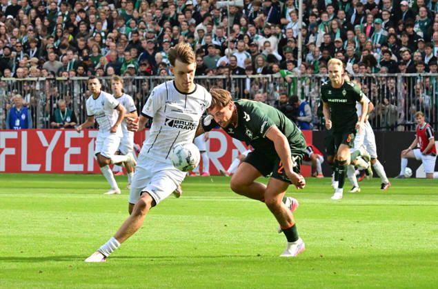 22.08.2026,GER Fußball, Männer,DFB Pokal, 1.Runde Saison 2026 2027, Hamburg, Lüneburger SK vs Werder Bremen Tjark Dörr (Lüneburg 20) versucht sich gegen Olivier Deman (Werder 02) durchzusetzen DFB DFL regulations prohibit any use of photographs as image sequences and or quasi-video) Hamburg Millerntorstadion Hamburg Deutschland Copyright: xnordphotoxGmbH xWitkex