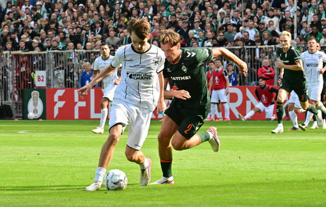 22.08.2026,GER Fußball, Männer,DFB Pokal, 1.Runde Saison 2026 2027, Hamburg, Lüneburger SK vs Werder Bremen Tjark Dörr (Lüneburg 20) versucht sich gegen Olivier Deman (Werder 02) durchzusetzen DFB DFL regulations prohibit any use of photographs as image sequences and or quasi-video) Hamburg Millerntorstadion Hamburg Deutschland Copyright: xnordphotoxGmbH xWitkex