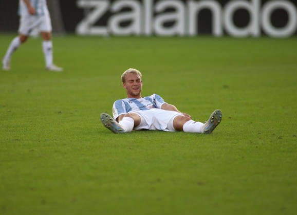 Fussball, Herren, DFB-Pokal, 1.Hauptrunde, Saison 2026 2027, TSV 1860 München - Holstein Kiel, Grünwalder Stadion Lasse Fassmann (TSV 1860 München) enttäuscht auf dem Spielfeld liegend nach dem Schlusspfiff, traurig