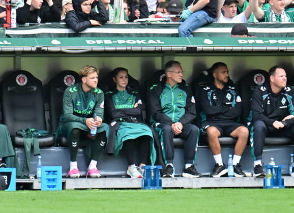 22.08.2026,GER Fußball, Männer,DFB Pokal, 1.Runde Saison 2026 2027, Hamburg, Lüneburger SK vs Werder Bremen Niclas Füllkrug (Werder 10) nach der Auswechslung auf der Bank DFB DFL regulations prohibit any use of photographs as image sequences and or quasi-video) Hamburg Millerntorstadion Hamburg Deutschland Copyright: xnordphotoxGmbH xWitkex