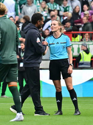22.08.2026,GER Fußball, Männer,DFB Pokal, 1.Runde Saison 2026 2027, Hamburg, Lüneburger SK vs Werder Bremen Trainer Daniel Thioune (Werder) bedankt sich nach dem Spiel bei Schiedsrichterin Fabienne Michel DFB DFL regulations prohibit any use of photographs as image sequences and or quasi-video) Hamburg Millerntorstadion Hamburg Deutschland Copyright: xnordphotoxGmbH xWitkex