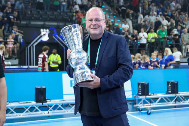 22.08.2026, xgox, Handball, Rexel Supercup 2026, SC Magdeburg - Füchse Berlin, v.l. Marc Henrik Schmedt (Magdeburg, Geschaeftsfuehrer) mit Pokal München
