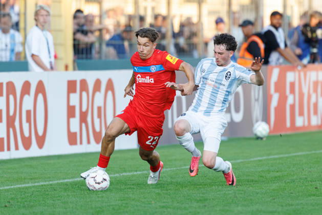 Moritz Reimers (22, Holstein Kiel) und Lance Fiedler (47, TSV 1860 München) beim Spiel zwischen TSV 1860 München v Holstein Kiel, Fussball, Herren, Dfb Pokal, 2026 2027, 1.Runde am 22.08.2026 in München, Städtisches Stadion an der Grünwalder Straße. Bayern Deutschland