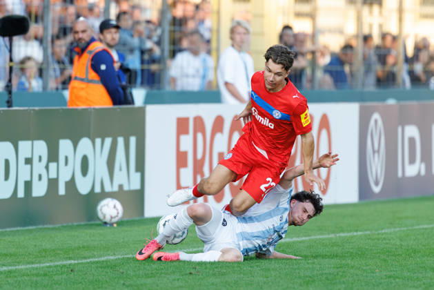 Moritz Reimers (22, Holstein Kiel) und Lance Fiedler (47, TSV 1860 München) beim Spiel zwischen TSV 1860 München v Holstein Kiel, Fussball, Herren, Dfb Pokal, 2026 2027, 1.Runde am 22.08.2026 in München, Städtisches Stadion an der Grünwalder Straße. Bayern Deutschland
