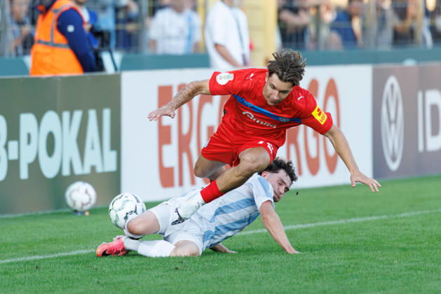Moritz Reimers (22, Holstein Kiel) und Lance Fiedler (47, TSV 1860 München) beim Spiel zwischen TSV 1860 München v Holstein Kiel, Fussball, Herren, Dfb Pokal, 2026 2027, 1.Runde am 22.08.2026 in München, Städtisches Stadion an der Grünwalder Straße. Bayern Deutschland
