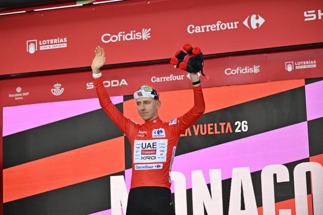 Salida de la Vuelta Ciclista a Espana en Mónaco El ciclista Tadej Pogacar recibe el maillot rojo como líder en la primera etapa de la Vuelta Ciclista a Espana, a 22 de agosto de 2026, en Mónaco (Francia). La Vuelta Ciclista a Espana 2026 arranca hoy, 22 de agosto, en Mónaco y termina el domingo 13 de septiembre en Granada. Serán 21 etapas, 3.275 km y más de 58.000 metros de desnivel acumulado; por primera vez, la llegada final no será en Madrid, sino en el entorno de la Alhambra. 22 AGOSTO 2026;VUELTA CICLISTA;REALEZA;CICLISMO;BICIS;BICICLETAS;CONTRARRELOJ;SALIDA;PRIMERA ETAPA;MÓNACO;VUELTA;CASINO; Monaco (Francia) Monaco (Francia) Espana Copyright: xLaurentxCoustx xEuropaxPressx 7726616