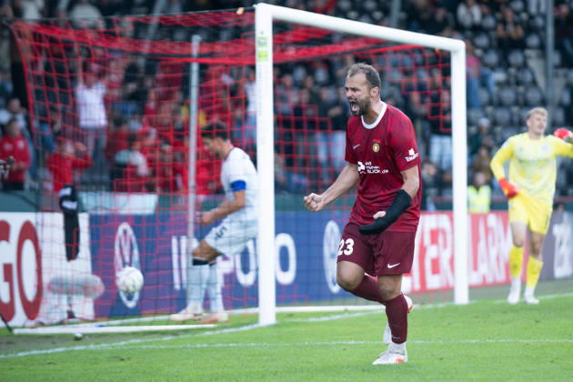 Fabian Eisele (SG Sonnenhof Grossaspach, 23), erzielt per Elfmeter den 2:2 Ausgleichstreffer, SG Sonnenhof Grossaspach vs. Arminia Bielefeld, Fussball, GER, DFB Pokal, 1. Runde, Saison 2026 2027, 22.08.2026, Eibner-Pressefoto Andreas Ulmer SG Sonnenhof Grossaspach vs. Arminia Bielefeld, Fussball, GER, DFB Pokal, 1. Runde, Saison 2026 2027, 22.08.2026, Aspach Copyright: xEibner-Pressefoto AndreasxUlmerx EP_AUR