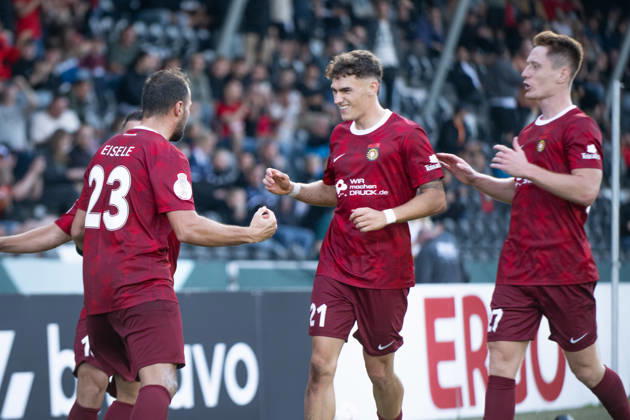Fabian Eisele (SG Sonnenhof Grossaspach, 23), erzielt per Elfmeter den 2:2 Ausgleichstreffer, , Freude bei Luca Damiano Molinari (SG Sonnenhof Grossaspach, 21), SG Sonnenhof Grossaspach vs. Arminia Bielefeld, Fussball, GER, DFB Pokal, 1. Runde, Saison 2026 2027, 22.08.2026, Eibner-Pressefoto Andreas Ulmer SG Sonnenhof Grossaspach vs. Arminia Bielefeld, Fussball, GER, DFB Pokal, 1. Runde, Saison 2026 2027, 22.08.2026, Aspach Copyright: xEibner-Pressefoto AndreasxUlmerx EP_AUR
