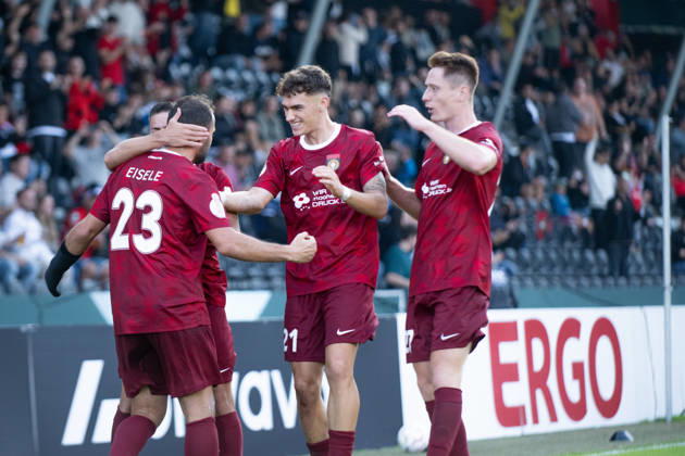Fabian Eisele (SG Sonnenhof Grossaspach, 23), erzielt per Elfmeter den 2:2 Ausgleichstreffer, , Freude bei Luca Damiano Molinari (SG Sonnenhof Grossaspach, 21), SG Sonnenhof Grossaspach vs. Arminia Bielefeld, Fussball, GER, DFB Pokal, 1. Runde, Saison 2026 2027, 22.08.2026, Eibner-Pressefoto Andreas Ulmer SG Sonnenhof Grossaspach vs. Arminia Bielefeld, Fussball, GER, DFB Pokal, 1. Runde, Saison 2026 2027, 22.08.2026, Aspach Copyright: xEibner-Pressefoto AndreasxUlmerx EP_AUR