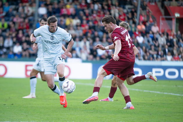 Arne Sicker, (DSC Arminia Bielefeld, 17), links, gegwn Michael Kleinschrodt (SG Sonnenhof Grossaspach, 11), SG Sonnenhof Grossaspach vs. Arminia Bielefeld, Fussball, GER, DFB Pokal, 1. Runde, Saison 2026 2027, 22.08.2026, Eibner-Pressefoto Andreas Ulmer SG Sonnenhof Grossaspach vs. Arminia Bielefeld, Fussball, GER, DFB Pokal, 1. Runde, Saison 2026 2027, 22.08.2026, Aspach Copyright: xEibner-Pressefoto AndreasxUlmerx EP_AUR