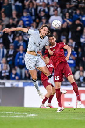 Roberts Uldrikis (Arminia Bielefeld) und Arbnor Nuraj (SG Sonnenhof Grossaspach) im Zweikampf waehrend des DFB-Pokal 1 Runde Spiels zwichen SG Sonnenhof Grossaspach v Arminia Bielefeld, Wir machen Druck Arena am 22. August 2026 in Grossaspach, Deutschland. (Foto von Harry Langer DeFodi Images) +++ Roberts Uldrikis (Arminia Bielefeld) und Arbnor Nuraj (SG Sonnenhof Grossaspach) battle for the ball during the DFB-Pokal 1 Runde match between SG Sonnenhof Grossaspach v Arminia Bielefeld at Wir machen Druck Arena on August 22, 2026 in Grossaspach, Germany. (Photo by Harry Langer DeFodi Images) (Photo by Harry Langer DeFodi Images) DFB DFL REGULATIONS PROHIBIT ANY USE OF PHOTOGRAPHS AS IMAGE SEQUENCES AND OR QUASI-VIDEO. -