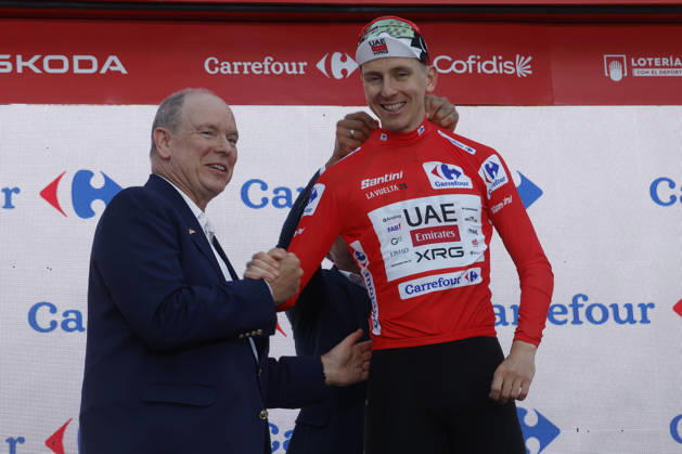 Slovene rider Tadej Pogacar (UAE Emirates) greets Monaco s Prince Albert (L) at the podium after winning Tour of Spain s first stage, a 9.4 kilometers time trial in Monaco, 22 August 2026. First stage. Time trial in Monaco (9.4 km) !ACHTUNG: NUR REDAKTIONELLE NUTZUNG!  Copyright: xJavierxLizónx GRAF3325 0864616188st