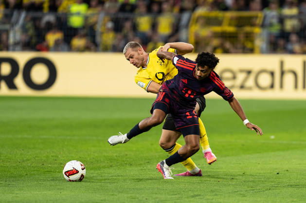 22.08.2026, GER Deutschland, Fussball, Saison 2026 2027, Franz Beckenbauer Supercup - Borussia Dortmund vs FC Bayern München Muenchen Zweikampf zwischen Nathaniel Brown (FC Bayern München Muenchen, 11) und Julian Ryerson (Borussia Dortmund, 26) Dortmund Signal Iduna Park Nordrhein-Westfalen (NRW) Deutschland Copyright: xnordphotoxGmbHx xChristianxSchulzex