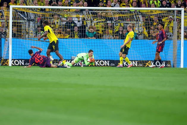 22.08.2026, Fußball, Borussia Dortmund - FC Bayern München, Signal Iduna Park, Saison 2026 2027: Torwart Gregor Kobel (BVB 01) verteidigt das Tor gegen Aleksandar Pavlovic (FC Bayern München 45) DFB regulations prohibit any use of photographs as image sequences and or quasi-video. Nordrhein-Westfalen Deutschland