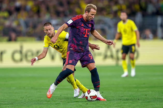 22.08.2026, Fußball, Borussia Dortmund - FC Bayern München, Signal Iduna Park, Saison 2026 2027: Harry Kane (FC Bayern München 09) im Zweikampf gegen Waldemar Anton (BVB 03) DFB regulations prohibit any use of photographs as image sequences and or quasi-video. Nordrhein-Westfalen Deutschland
