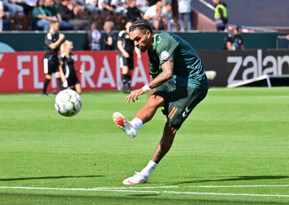 22.08.2026,GER Fußball, Männer,DFB Pokal, 1.Runde Saison 2026 2027, Hamburg, Lüneburger SK vs Werder Bremen Justin Njinmah (Werder 11) beim Aufwärmen DFB DFL regulations prohibit any use of photographs as image sequences and or quasi-video) Hamburg Millerntorstadion Hamburg Deutschland Copyright: xnordphotoxGmbH xWitkex