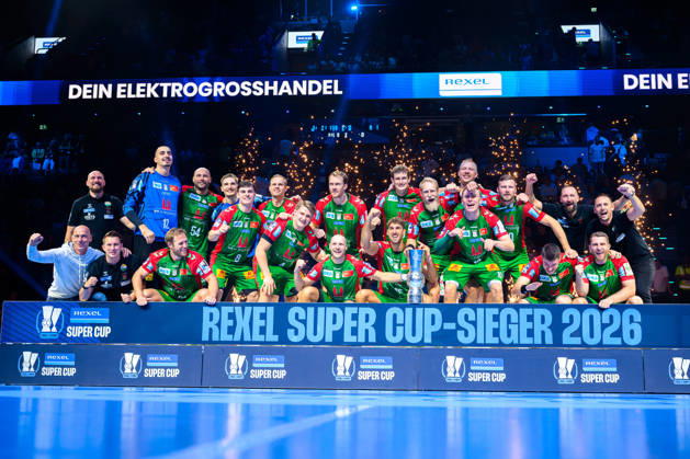 Muenchen: HBL Super Cup 2026 - SC Magdeburg - Fuechse Berlin die Mannschaft von Magdeburg, Siegerfoto, Schlussjubel Schlußjubel Emotion Freude Pokal Muenchen SAP Garden Bayern Deutschland