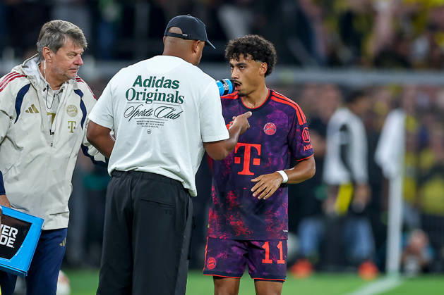 22.08.2026, Fußball, Borussia Dortmund - FC Bayern München, Signal Iduna Park, Saison 2026 2027: Torjubel nach dem Tor zum 1.0 durch Torschütze Nathaniel Brown (FC Bayern München 11) zusammen mit Cheftrainer Vincent Kompany (FC Bayern München hc) DFB regulations prohibit any use of photographs as image sequences and or quasi-video. Nordrhein-Westfalen Deutschland