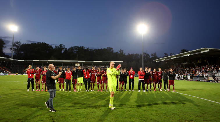 2026.08.22, Deutschland, Aspach Fußball SG Sonnenhof Großaspach vs. Arminia Bielefeld, Maximilian Reule (Großaspach, vorn) jubelt vor der Fankurve