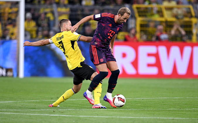 Fussball Supercup Saison 2026 2027 22.08.2026 Borussia Dortmund - FC Bayern Muenchen Waldemar Anton (li, Borussia Dortmund) gegen Harry Kane (re, FC Bayern Muenchen)