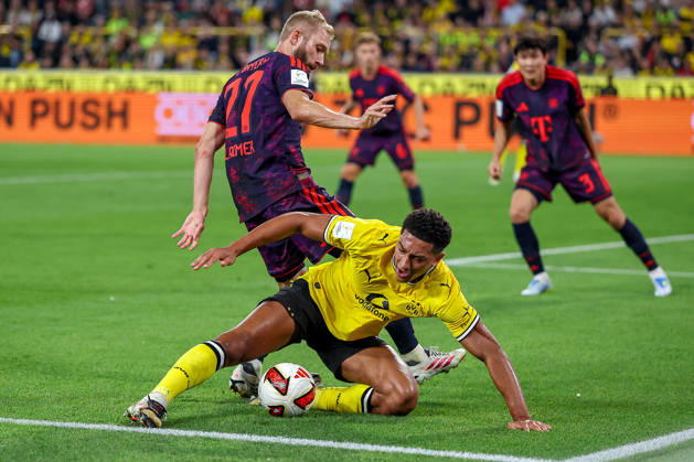 22.08.2026, Fußball, Borussia Dortmund - FC Bayern München, Signal Iduna Park, Saison 2026 2027: Jobe Bellingham (BVB 07) im Zweikampf gegen Konrad Laimer (FC Bayern München 27) DFB regulations prohibit any use of photographs as image sequences and or quasi-video. Nordrhein-Westfalen Deutschland