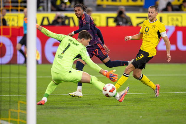 22.08.2026, Fussball, Franz Beckenbauer Supercup 2026, Borussia Dortmund - FC Bayern München. v. l. Torwart Gregor Kobel (Borussia Dortmund), Michael Olise (FC Bayern München) trifft zum 0:2, Waldemar Anton (Borussia Dortmund). Dortmund Signal Iduna Park NRW Deutschland xRHR-FOTO DEx Copyright: DennisxEwert RHR-FOTOx RHR-FOTO DE