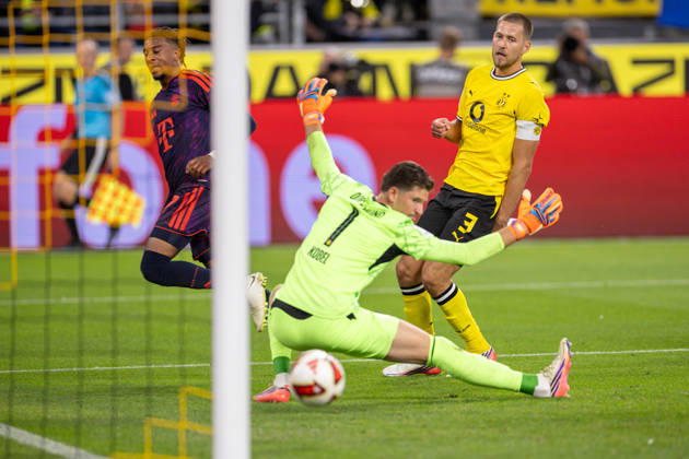 22.08.2026, Fussball, Franz Beckenbauer Supercup 2026, Borussia Dortmund - FC Bayern München. v. l. Michael Olise (FC Bayern München) trifft zum 0:2, Torwart Gregor Kobel (Borussia Dortmund), Waldemar Anton (Borussia Dortmund). Dortmund Signal Iduna Park NRW Deutschland xRHR-FOTO DEx Copyright: DennisxEwert RHR-FOTOx RHR-FOTO DE
