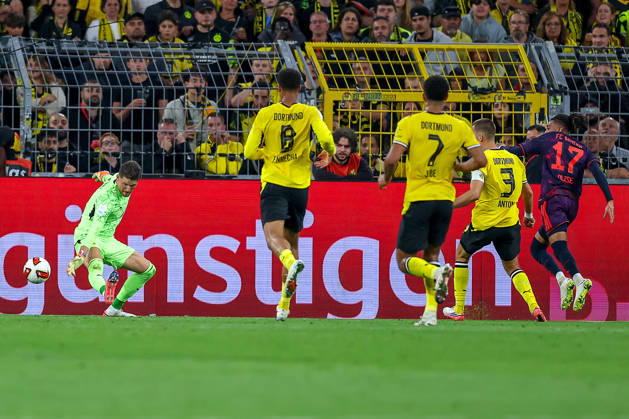 22.08.2026, Fußball, Borussia Dortmund - FC Bayern München, Signal Iduna Park, Saison 2026 2027: Torschuss Michael Olise (FC Bayern München 17) auf das Tor von Torwart Gregor Kobel (BVB 01) DFB regulations prohibit any use of photographs as image sequences and or quasi-video. Nordrhein-Westfalen Deutschland