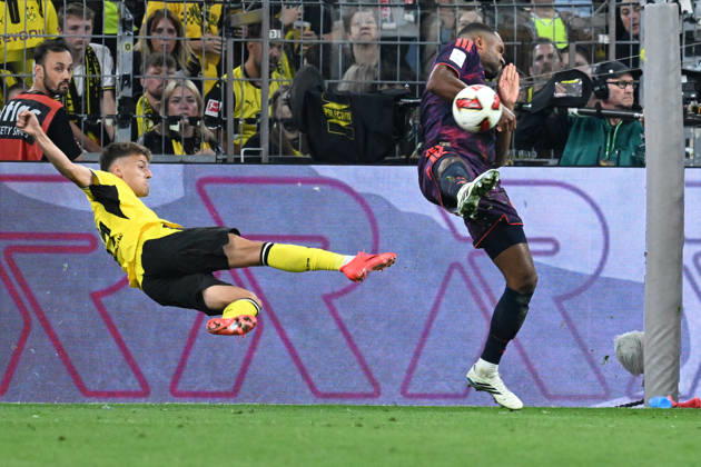 22.08.2026, xsltx, Fussball Franz Beckenbauer Supercup 2026, Borussia Dortmund - FC Bayern München v.l. Giannis Konstantelias (Borussia Dortmund) Jonathan Tah (FC Bayern Muenchen) Zweikampf, Aktion, action, battle for the ball (DFL DFB REGULATIONS PROHIBIT ANY USE OF PHOTOGRAPHS as IMAGE SEQUENCES and or QUASI-VIDEO) Dortmund