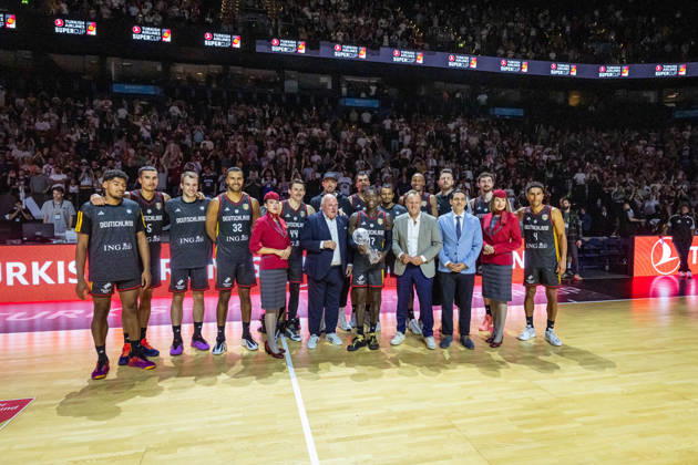 Basketball Hamburg 22.08.2026 Turkish Airlines Supercup 2026 Finale Deutschland (GER) - Kroatien (CRO) Deutschland gewinnt den Supercup Siegerehrung Dennis Schröder Schroeder (Deutschland, No.17) Schröder Schroder