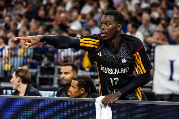22.08.2026, GER, Turkish Airlines Supercup 2026, Hamburg, Finale, Deutschland-Kroatien Dennis Schroeder ( 17 Deutschland) gibt Handzeichen Hamburg Barclays Arena Hamburg Deutschland